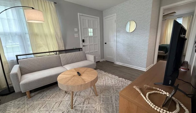 Charming 2-bedroom house in welcoming Fremont with AC