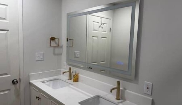 Charming 2-bedroom house in delightful Fremont with AC & 2 newly remodeled baths