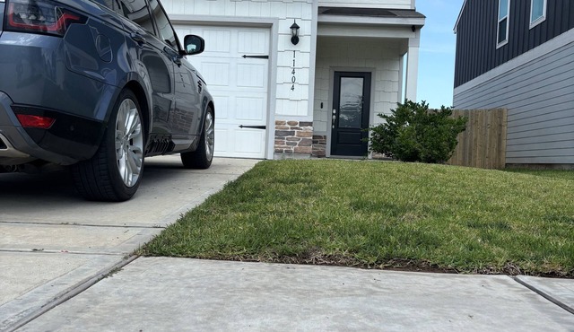 Charming 2-bedroom house with WiFi and AC in pleasant Houston area.
