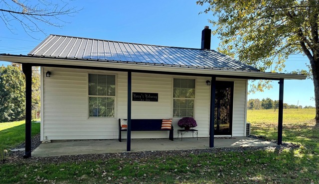 Charming 2-bedroom house minutes from Green River Lake! Free parking & WiFi