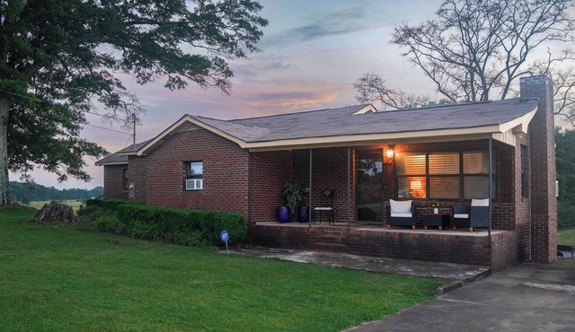 Charming 2-bedroom house with WiFi, AC in peaceful Lincoln