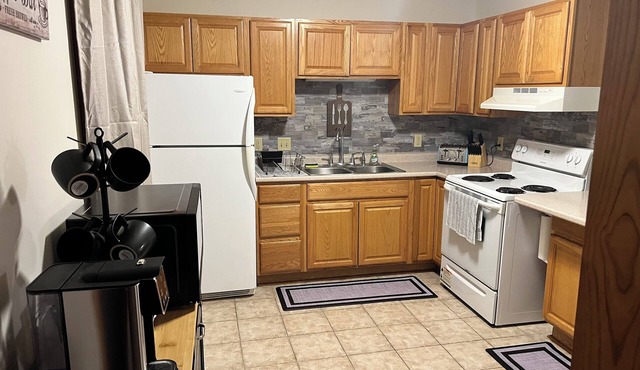 Charming 2-bedroom house close to airport and downtown with many amenities