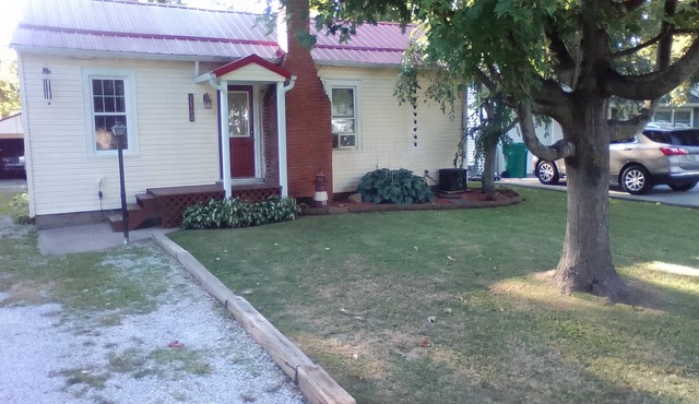 Charming 2-bedroom house in delightful Madison with AC