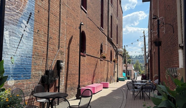 Charming 2-bedroom house with a river view in wonderful Madison