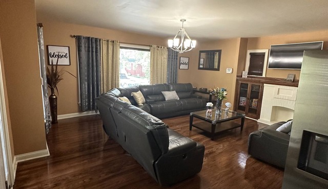 Charming 2-bedroom house in Maywood with WiFi, AC full basement with sofa bed