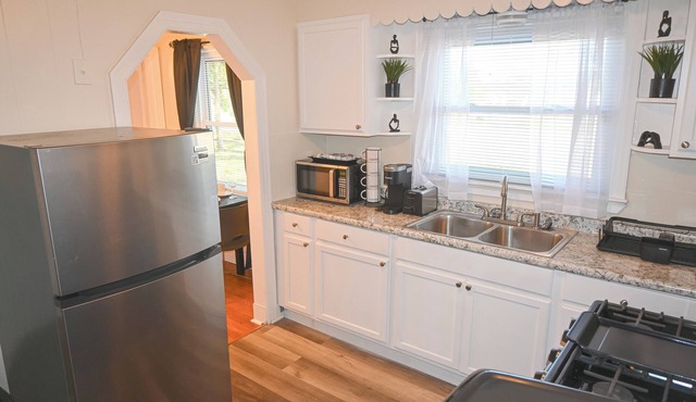 Charming 2-bedroom house in delightful Memphis with AC, WiFi