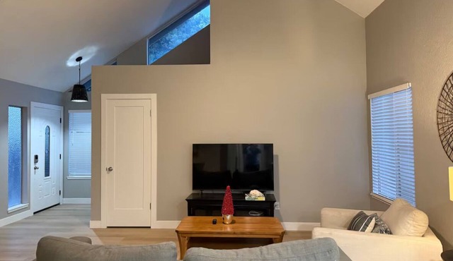 Charming 2-bedroom house with AC in Modesto