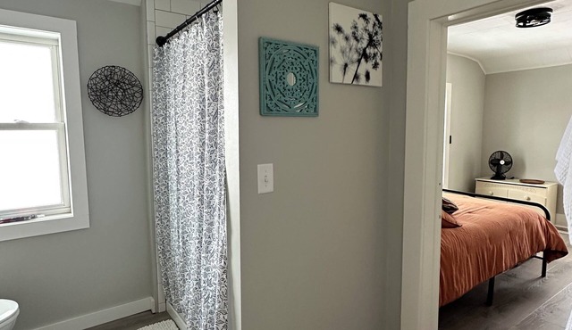 Charming 2-bedroom house with AC, WiFi in serene Norwalk