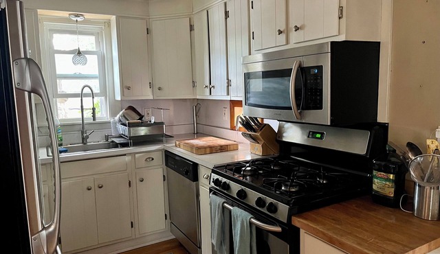 Charming 2-bedroom house with WiFi, AC in lovely Peabody