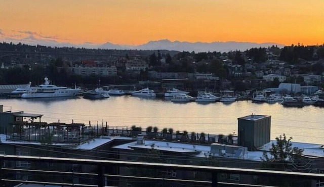 Charming 2-bedroom house with WiFi and AC in Seattle