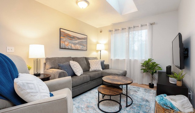 Charming 2-bedroom house in Spokane with WiFi and AC