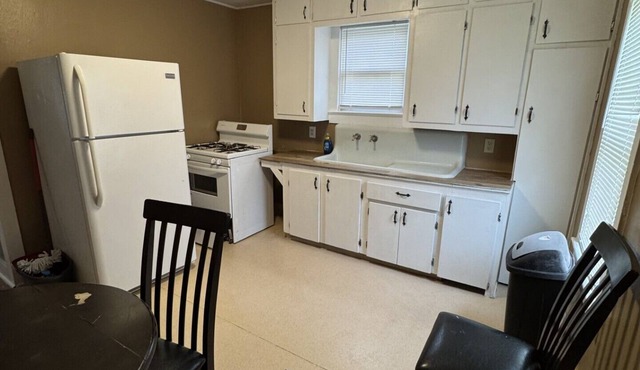 Charming 2-bedroom house in lovely Sulphur with Spacious Patio