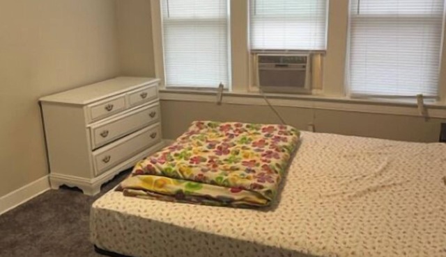 Charming 2-bedroom house in delightful Whiting with AC, WiFi