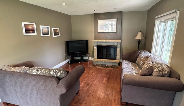 Charming 2-bedroom house in wonderful Ottawa with AC, WiFi