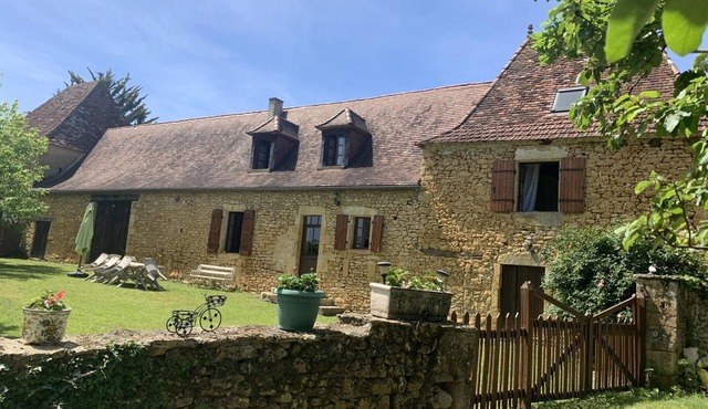 Charming 2-bedroom house with pool and pets allowed in Pezuls