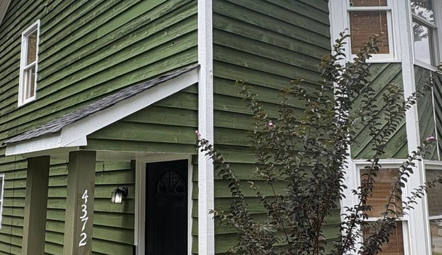 Charming 2-bedroom house in tranquil Macon with AC. Pets welcome.