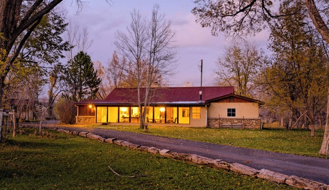 Charming 2-bedroom house in park-like setting