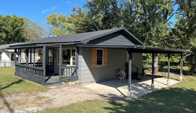 Charming 2-bedroom house in Ava with WiFi and AC