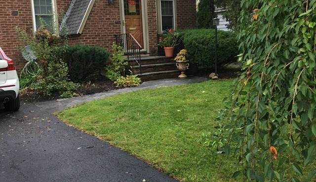 Charming 2-bedroom house with AC, fitness room, WiFi in Albany