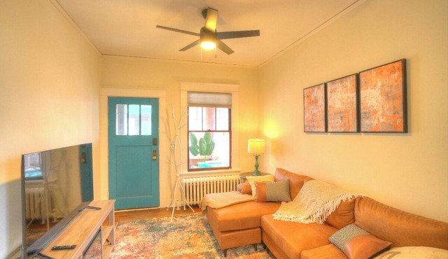 Charming 2-bedroom house with WiFi and AC in tranquil Albany