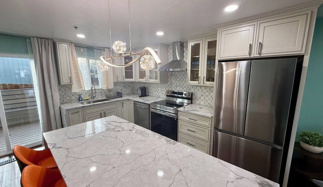 Charming 2-bedroom house + WiFi, workspace, outdoor deck, fitness area in Albany