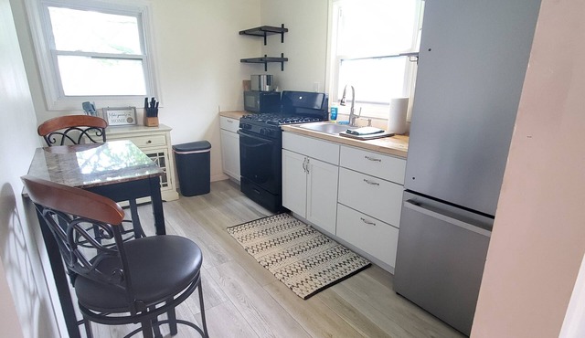 Charming 2-bedroom house in Auburn with AC