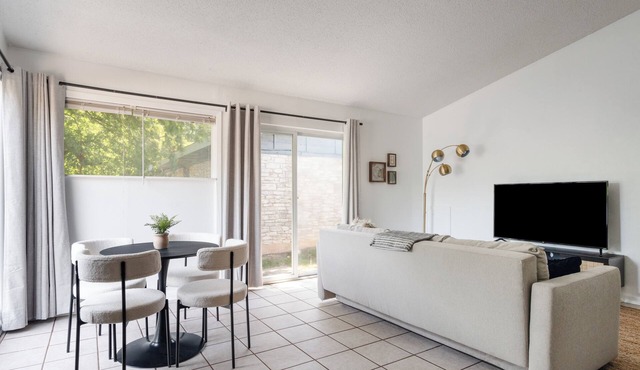 Charming 2-bedroom house with AC and WiFi in Austin