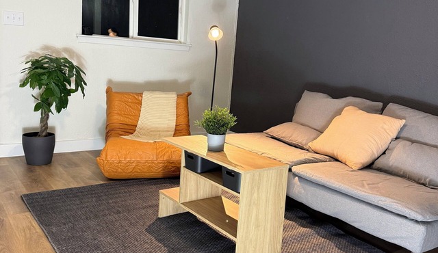 Charming 2-bedroom house in beautiful Austin with WiFi and AC