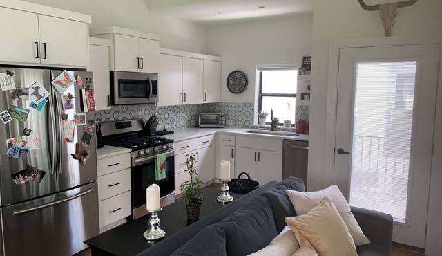 Charming 2-bedroom house with AC, WiFi in fabulous East Austin
