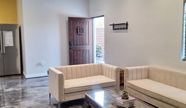Charming 2-bedroom house with WiFi, AC in Azusann