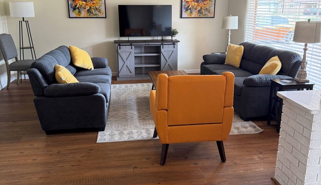 Charming 2-bedroom house in serene Clovis with WiFi, AC, newly renovated.