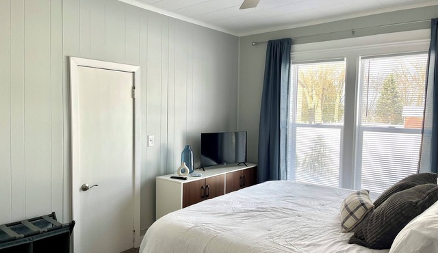 Charming 2-bedroom house in serene Coloma with AC, WiFi