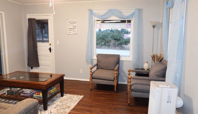 Charming 2-bedroom house in delightful Darby with AC