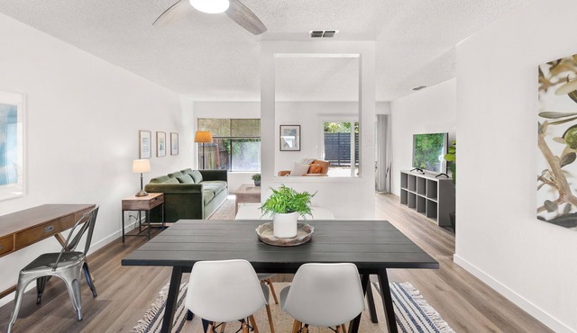 Charming 2-bedroom house backs to trail - Central location