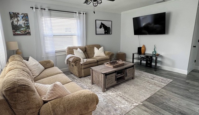 Charming 2-bedroom house in DeBary with AC- Close to highway andhiking Trail