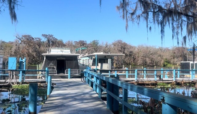 Charming 2 bedroom house boat on St John’s River in Deland “Kingfisher”