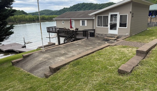 Charming 2-bedroom house with private dock in Draper Va on Claytor Lake