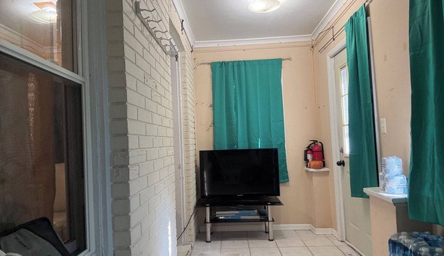 Charming 2-bedroom house with fitness room and AC in pleasant Edison