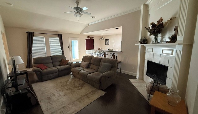 Charming 2-bedroom house in central DFW w private office- 5min to DFW airport!