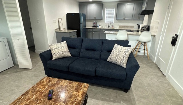 Charming 2-bedroom house in pleasant Fresno with WiFi, AC
