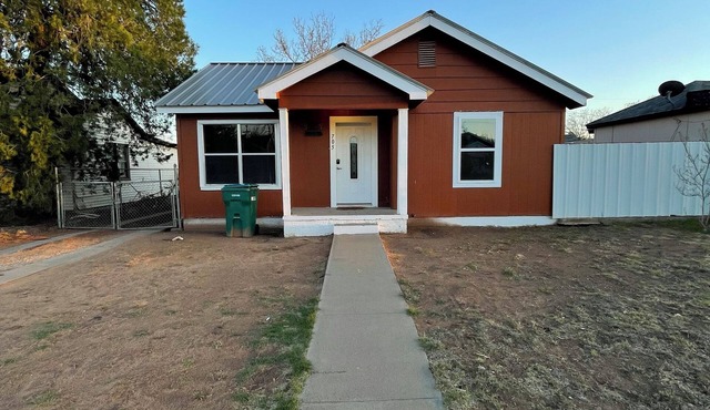 Charming 2-bedroom house in central Hobbs!