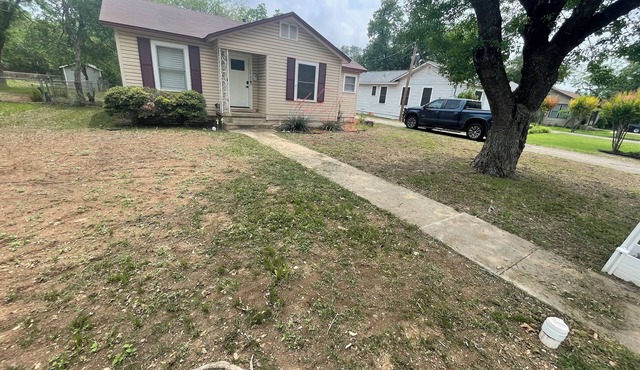 Charming 2-bedroom house in welcoming quiet Hondo w HEAT AC, WiFi, cable