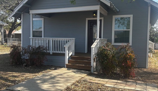 Charming 2-bedroom house with Heat, AC, Cable, WiFi in peaceful Hondo