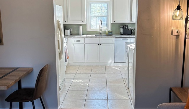 Charming 2-bedroom house with WiFi and AC in marvelous Joplin