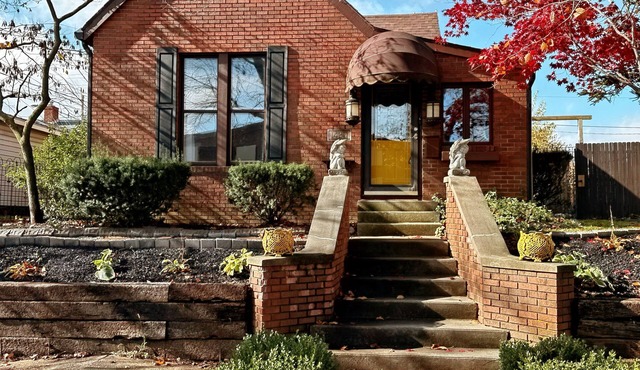 Charming 2-bedroom house in Kokomo w/WiFi, AC, Hot tub