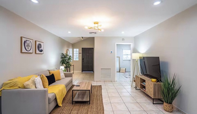 Charming 2-bedroom house in Miami with WiFi and AC