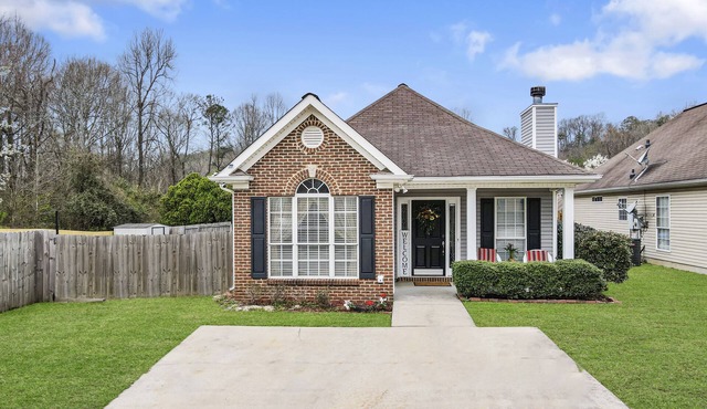 Charming 2-bedroom house in adorable Pelham with WiFi, AC