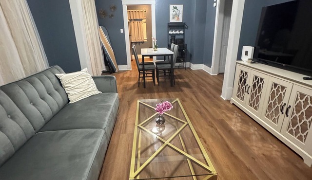 Charming 2-bedroom house with WiFi, AC in 6 minutes OSF in Peoria