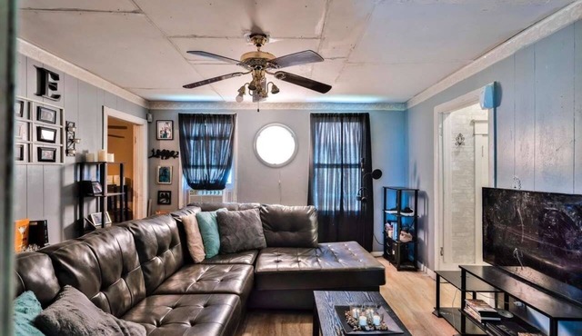 Charming 2-bedroom house in amazing Peoria with AC