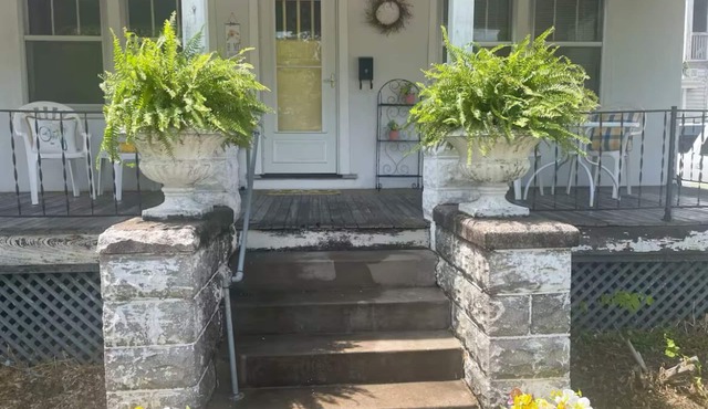 Charming 2-bedroom house with WiFi, AC in Quincy. Close to all amenities